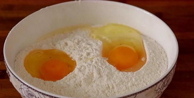 1碗面粉加2个鸡蛋，不蒸不烤，揉一揉，搓一搓，全家都喜欢吃
