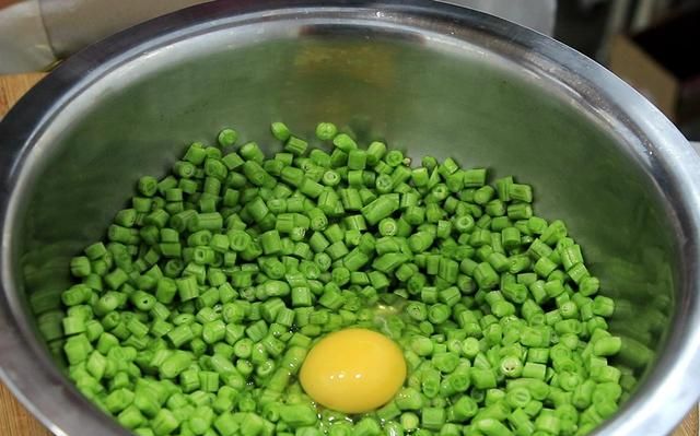 豆角粒打入一个鸡蛋，厨师长教你蒸豆角技巧，不粘连不坨块又清脆