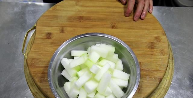 这才是冬瓜最好吃的做法，软糯爽滑，照着方法做，出锅汤汁都不剩