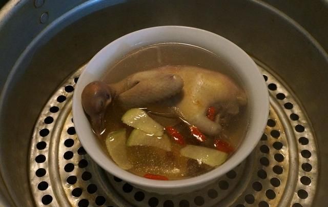 教你营养解馋的萝卜鸽子汤，香气四溢超美味，喝完之后全身暖和