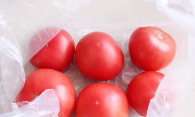 西红柿放冰箱容易软烂，菜农教您一招，存放时间久，不怕多买了