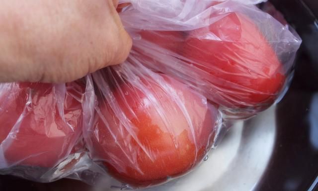 西红柿放冰箱容易软烂，菜农教您一招，存放时间久，不怕多买了