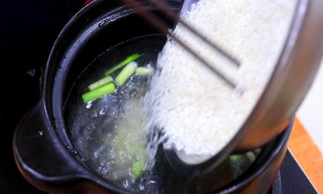 熬粥时是冷水下锅还是开水？做对这2步，米粥鲜香浓郁真好喝