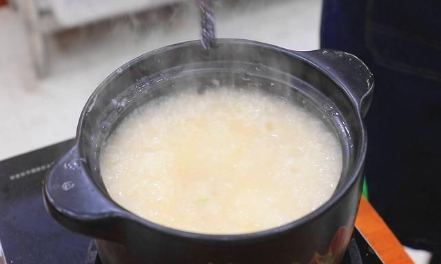 熬粥时是冷水下锅还是开水？做对这2步，米粥鲜香浓郁真好喝