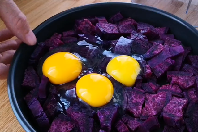 两个紫薯，3个鸡蛋，往电饭锅里一倒，蓬松暄软，比面包还好吃