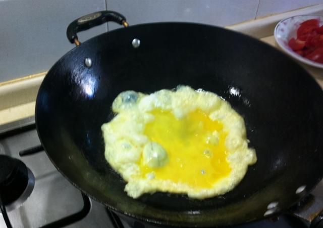 西红柿炒鸡蛋，可别先下锅炒，多做这2步，味道不酸不涩入味好吃