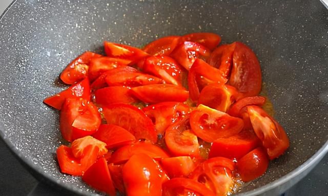 西红柿炒鸡蛋，可别先下锅炒，多做这2步，味道不酸不涩入味好吃