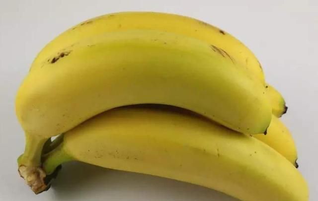 香蕉挂起来真的不容易坏吗？教你5个香蕉保存小技巧，一周不会坏