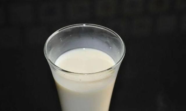 复原乳、鲜牛奶、纯牛奶有啥区别？所谓的学生奶能喝吗？