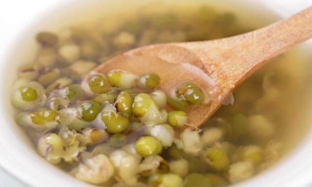煮绿豆汤时，教您2招诀窍，只要30分钟轻松熬开花，简单方便