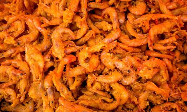 我国第一古会上的炸马虾，四斤面掺上一斤虾，仅六块一斤地价价格