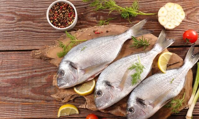 长期吃鱼的人，身体或会收获4大好处，还可能降低15%的死亡风险
