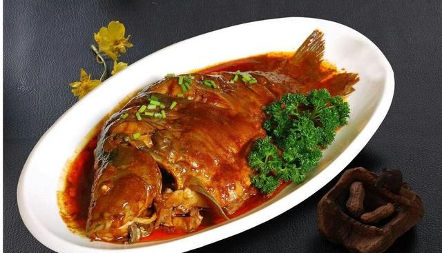 红烧鱼的家常做法，不粘锅不掉皮，比饭店做的都好吃