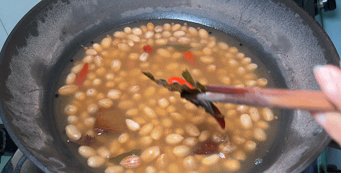 水煮五香花生米，详细步骤，爽脆的口感，加黄瓜丁和胡萝卜，开胃