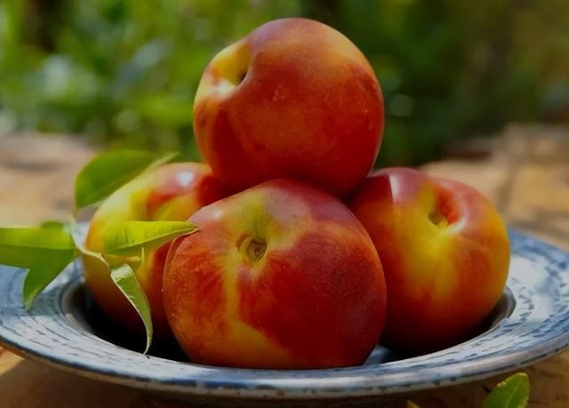 夏天吃桃有好处，糖尿病人可以吃吗？建议：这4种或许能放心吃