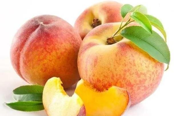 买桃子，别专挑大的红的，掌握5个技巧，准能挑到香甜汁多的桃子