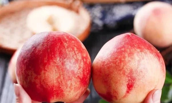 买桃子，别专挑大的红的，掌握5个技巧，准能挑到香甜汁多的桃子