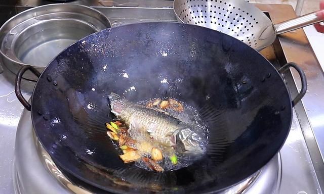 无论炖什么鱼，牢记这3点，炖出来的鱼汤又浓又白，还鲜香没腥味
