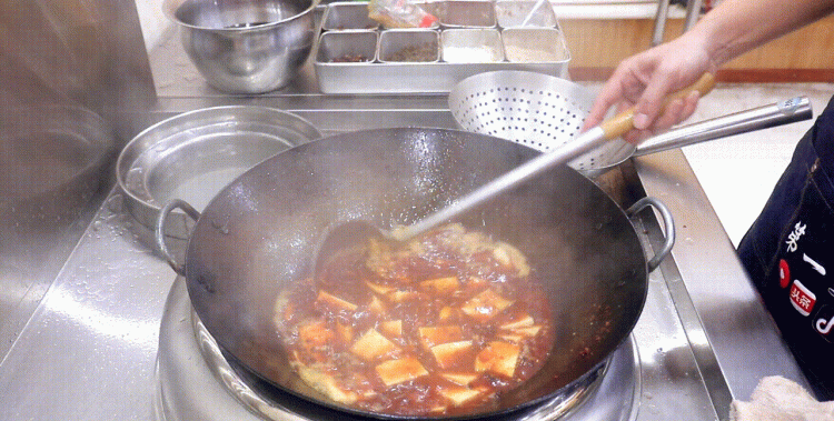 爱吃火锅，阿飞教你鱼火锅做法，不用火锅底料，香辣开胃随吃随做