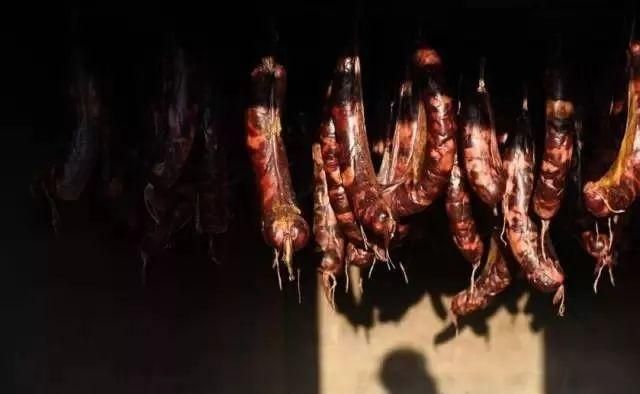 实拍新疆马肠子制作过程：你吃的那个只能叫小香肠