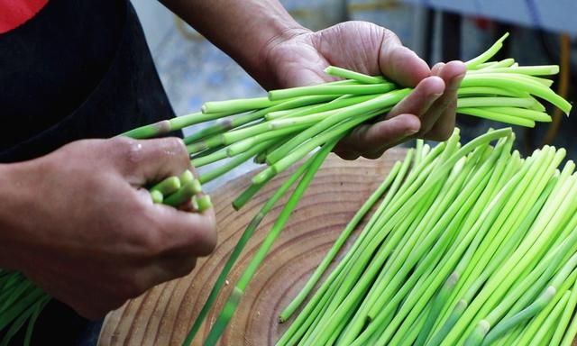阿飞家用了二十年的腌蒜苔方法，配方精确到克，腌一次能吃三个月