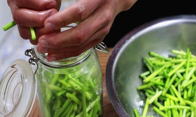 阿飞家用了二十年的腌蒜苔方法，配方精确到克，腌一次能吃三个月