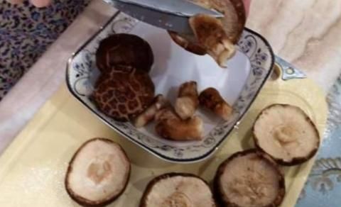 香菇茎别在扔掉了，木子教大家在家怎样用香菇茎做出美味。