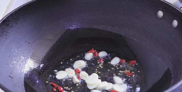 夏天到了，红薯淀粉过瘾吃法，筷子一搅锅里一煮，香辣解馋又下饭