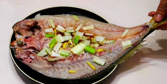 做黄花鱼时，最忌洗净直接下锅，大厨教你诀窍，鲜美好吃不腥气
