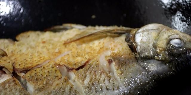 教你煎鱼不粘锅不破皮窍门，这是红烧鱼的家常做法，鱼肉鲜嫩入味
