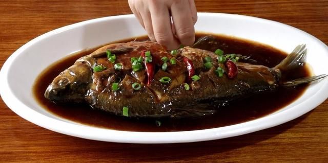 教你煎鱼不粘锅不破皮窍门，这是红烧鱼的家常做法，鱼肉鲜嫩入味