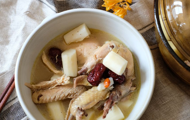 适合冬季的4款养生汤，提高抵抗力！提醒：老年人不吃肉也要喝汤