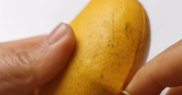 今天才知道，芒果剥皮原来这么简单，快速不脏手，实在太棒了