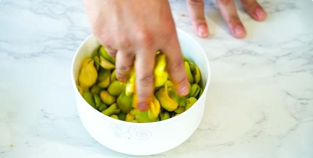 蛋黄蚕豆的做法真的好简单，这样炸出来焦香酥脆，太好吃了