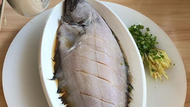 清蒸鱼最好吃最简单的做法，肉质鲜嫩入味，农村宴席待客倍有面子