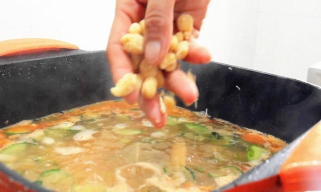 河南老式疙瘩汤做法，和面不用水！疙瘩软滑劲道，天天吃都不够