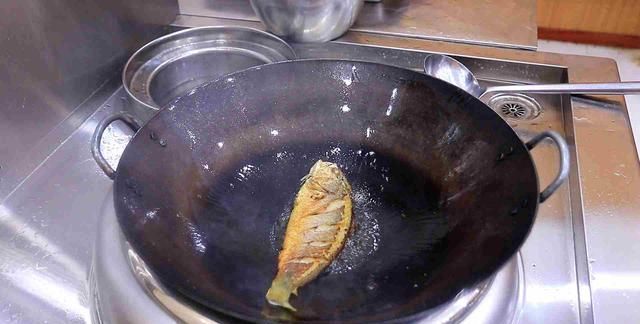小黄鱼的简单好吃做法，厨师长一煎一焖，肉质鲜嫩口感香甜