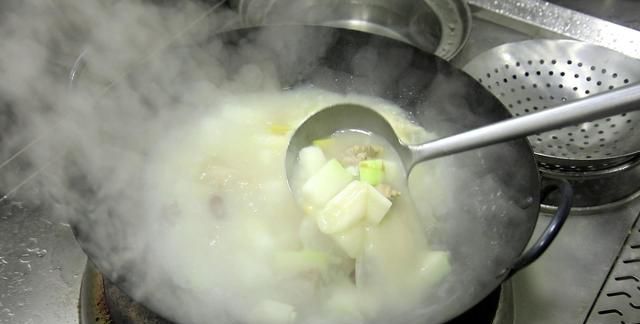 厨师长分享家常冬瓜排骨汤做法，汤汁奶白，鲜美可口，老少皆宜