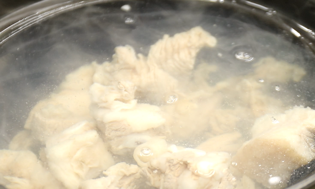回族大厨教你清炖羊排，传统做法零添加，汤白似奶，羊肉软烂