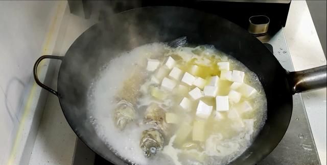 如何熬出奶白鲫鱼汤，不能直接下锅煮，多这一步，汤浓味美无腥味