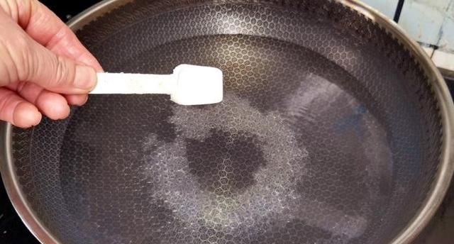 煮汤圆，切记不要开水下锅煮，牢记4个技巧，保证不破皮，不粘锅