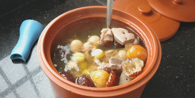 夏天炖汤有讲究，从食材搭配到火候控制，手把手教你一锅广东靓汤