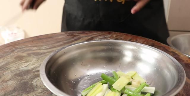小炒四季豆是焯水还是过油？大厨分享正确的做法，这样做脆嫩入味