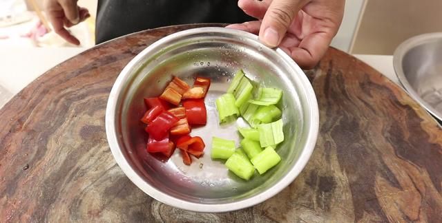 小炒四季豆是焯水还是过油？大厨分享正确的做法，这样做脆嫩入味
