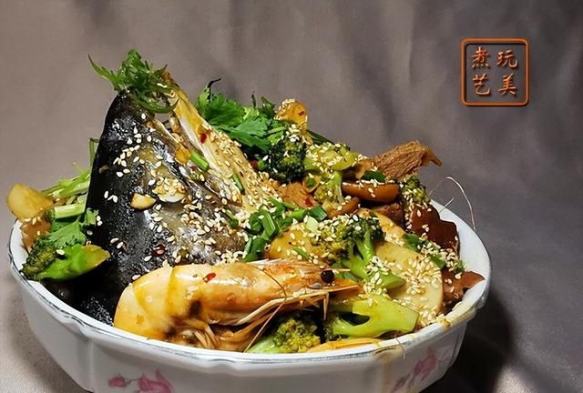三文鱼头麻辣香锅比清炖做法还受欢迎，原酿酱底果然出味儿