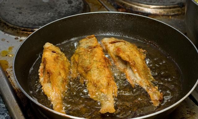 炸鱼时，第1步下油锅就错了，牢记5个诀窍，鱼不粘锅不破皮
