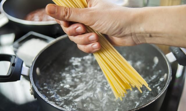 煮意大利面时，学会这3个技巧，面条好熟不发硬，爽滑Q弹有嚼劲