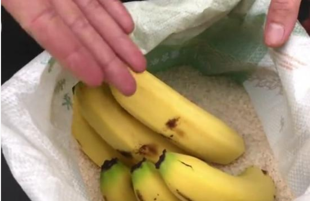 买回来香蕉没熟怎么办？卖水果大哥教我一招，用它催熟简单又方便