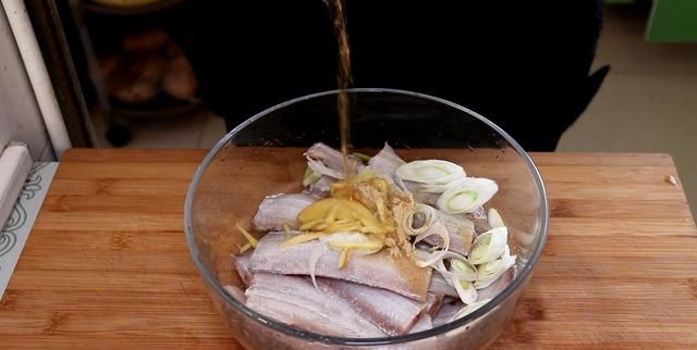这才是炸带鱼的正确做法，外酥里嫩，好吃没腥味，方法超简单