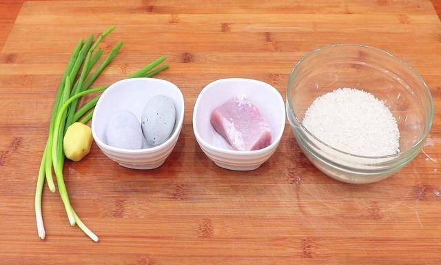 熬皮蛋瘦肉粥，直接放米煮就毁了！这才是正确的做法，香糯又养胃